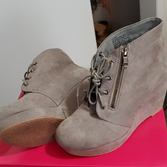 Shoes - Picture 8 of 10